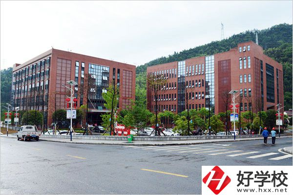 安化縣職業(yè)中專學校資助體系怎么樣？學校建設怎么樣？