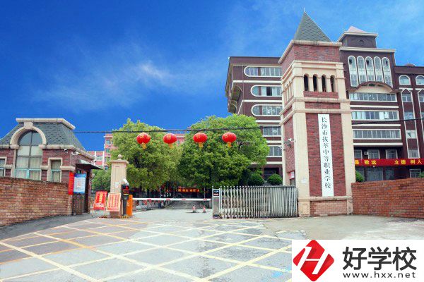 長沙市拔萃中等職業(yè)學(xué)校有哪些專業(yè)？學(xué)費是多少？